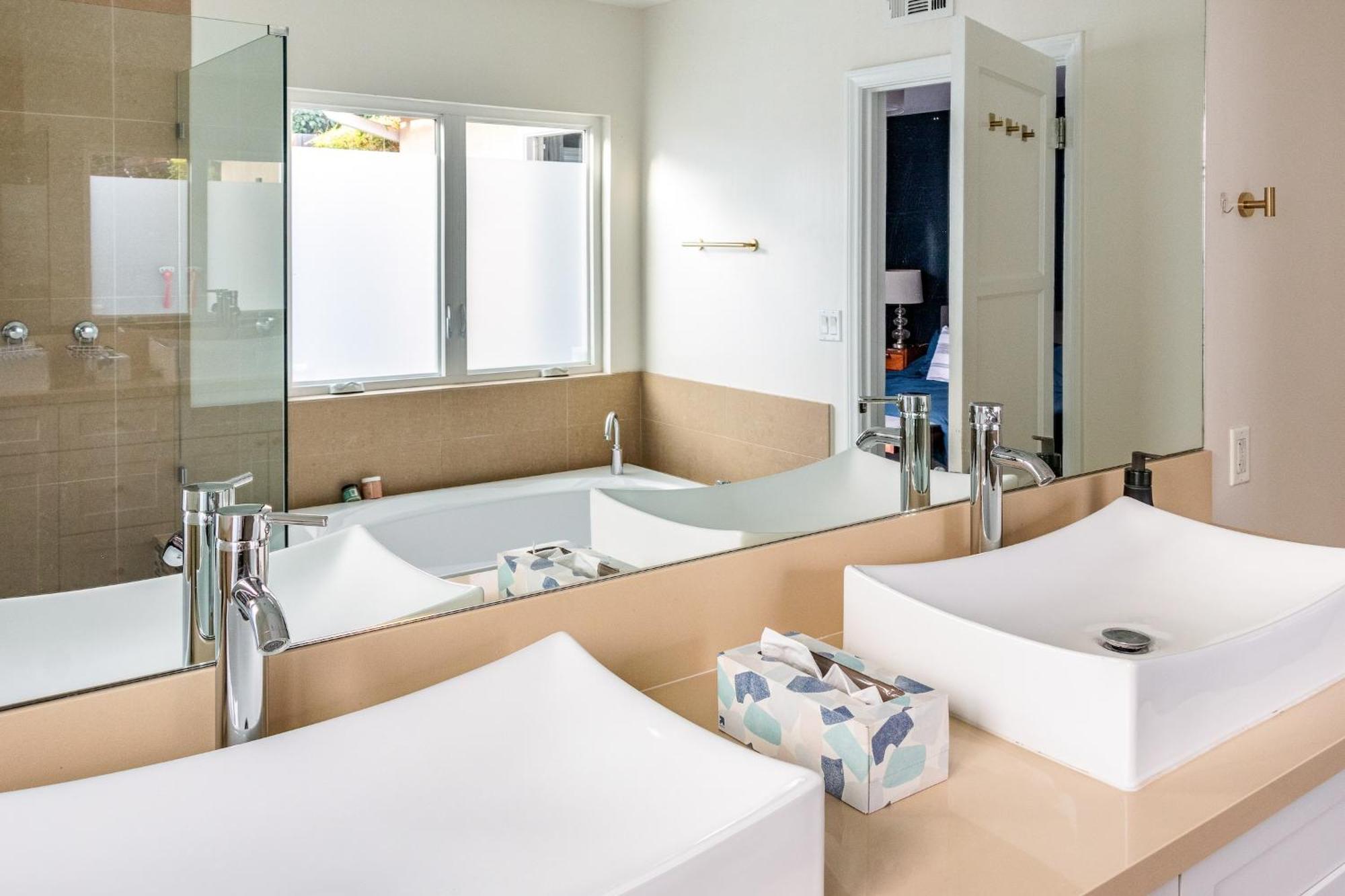 Casa de férias Cozy La Getaway With Hot Tub, 10 Min To Los Angeles
